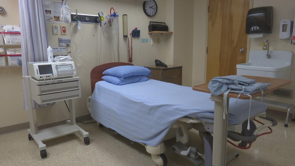 Une chambre d'hôpital vide.