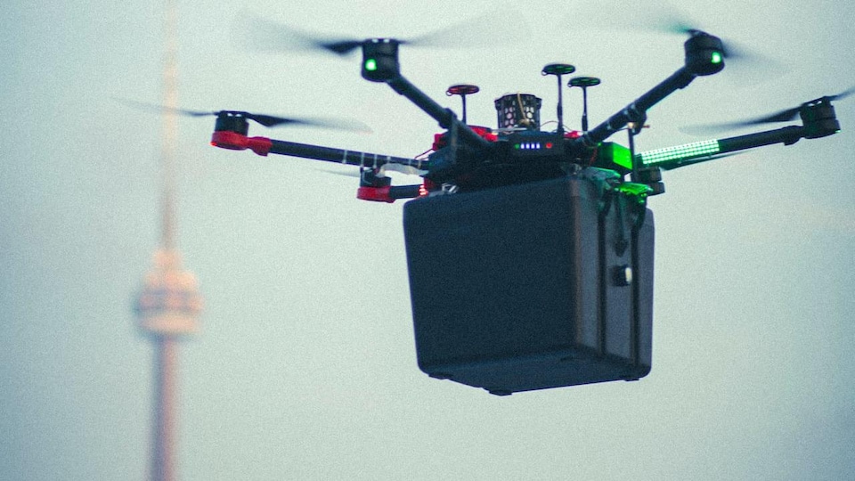 Un drone au premier plan et la Tour CN à l'arrière-plan.