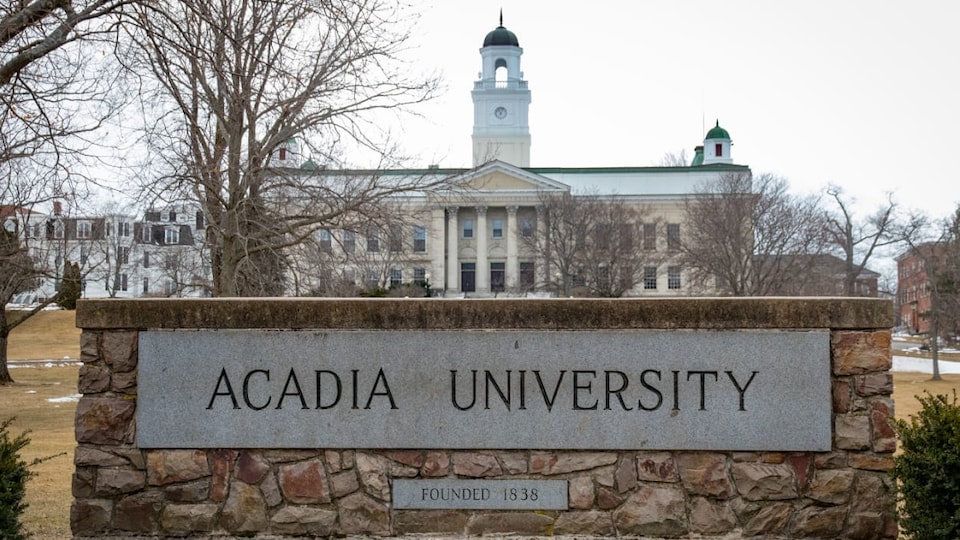 Enseigne à l'entrée de l'Université Acadia.