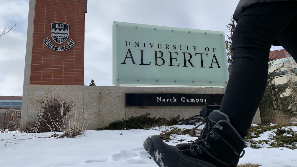 Le panneau à l'entrée du campus de l'Université de l'Alberta.