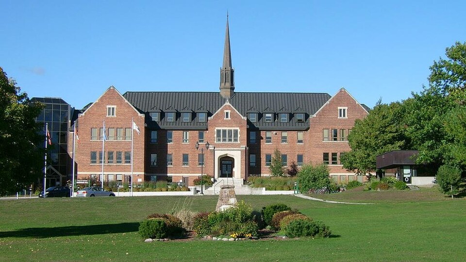 L'édifice principal de l'Université Algoma à Sault-Ste-Marie.