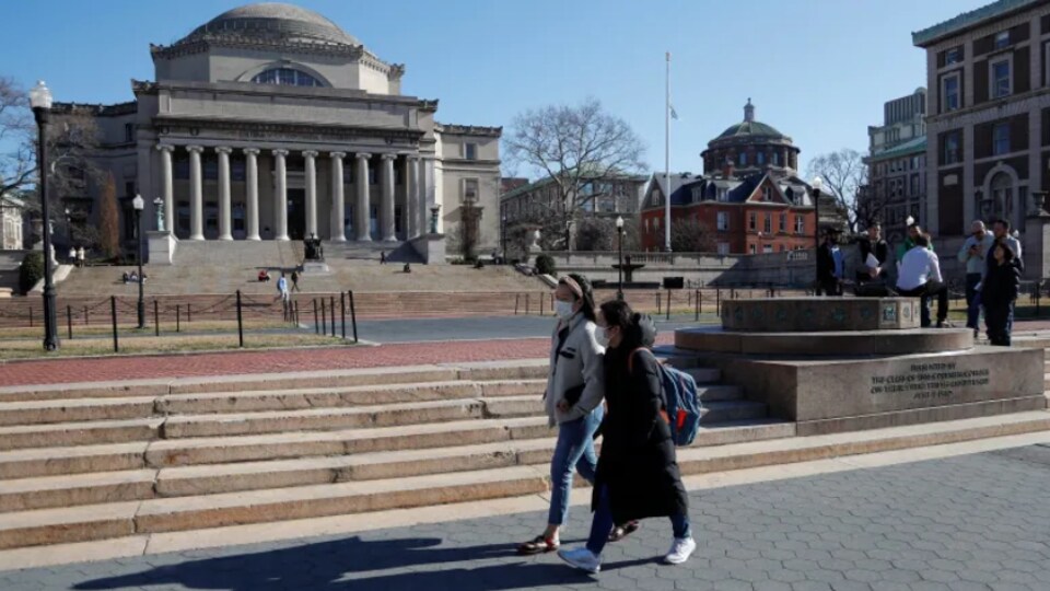 Deux étudiantes circulent avec des masques devant l'université Columbia à New York.