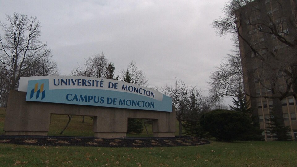 L'entrée du campus universitaire de l'Université de Moncton. 