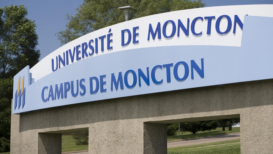 L'enseigne de l'université, sur le campus.