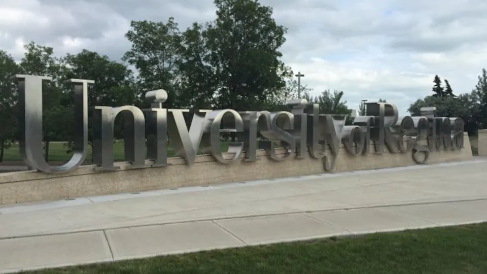 Panneau extérieur où il est écrit en métal : University of Regina. 