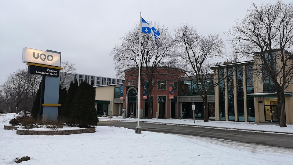 L'Université du Québec en Outaouais l'hiver.