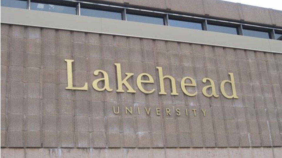Une enseigne de l’Université Lakehead de Thunder Bay.