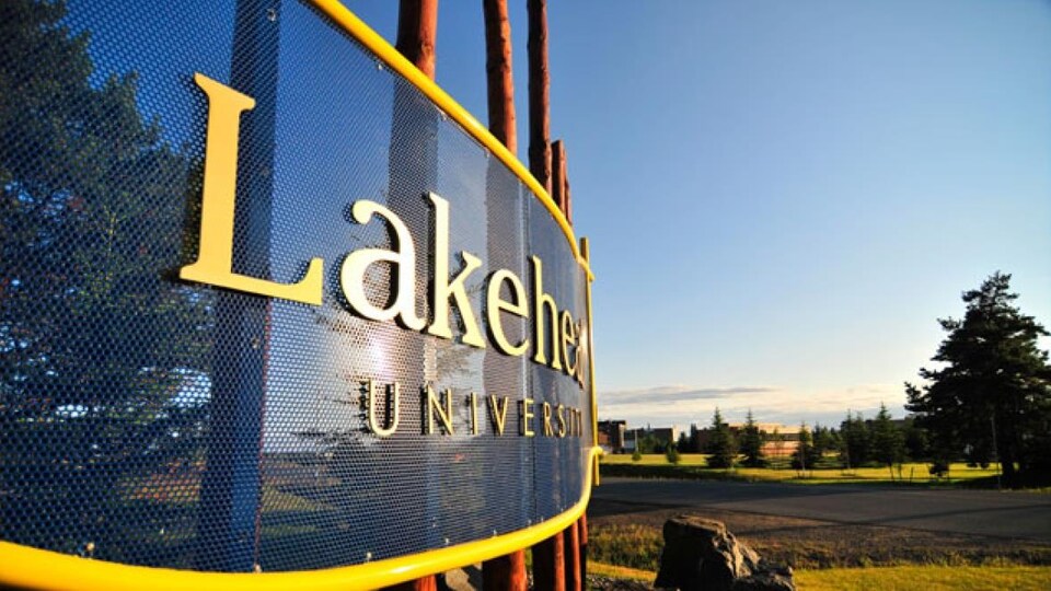 Enseigne de l’Université Lakehead de Thunder Bay en Ontario.