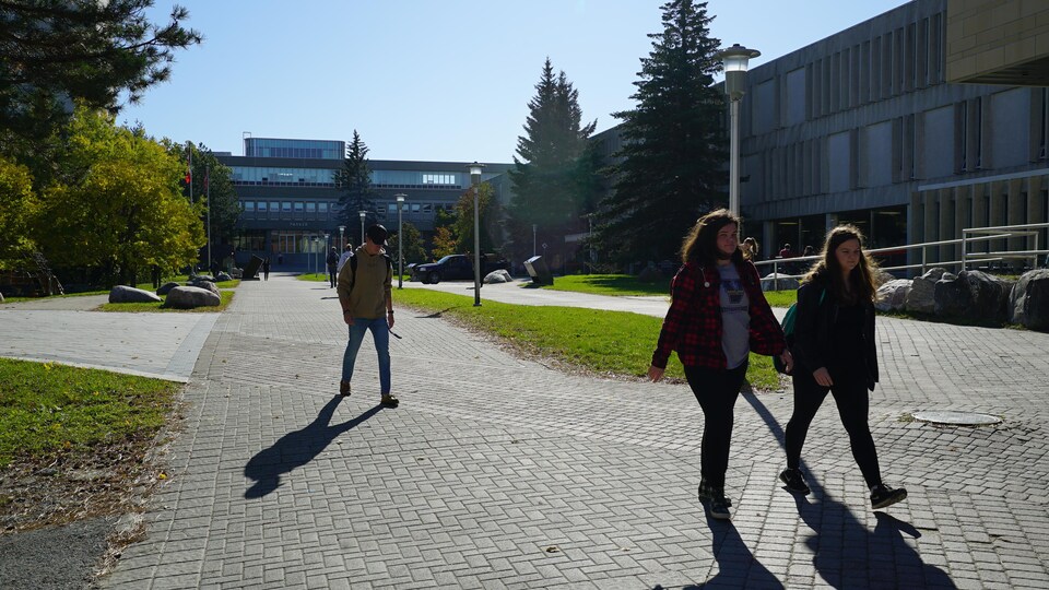 Des étudiants marchent au campus de l'Université Laurentienne à Sudbury.