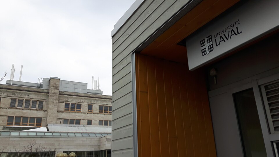 Un bâtiment de l'Université Laval avec des cheminées sur le toit