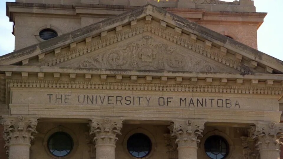 Devanture d'un bâtiment de l'Université du Manitoba.