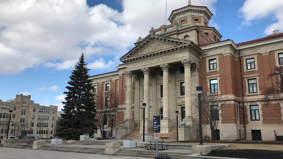 Une photo de l'entrée du campus Fort Garry de l'Université du Manitoba.
