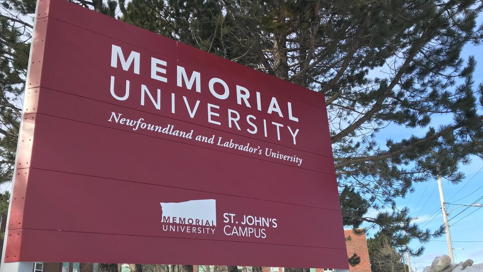 Enseigne rouge identifiant le campus de Saint-Jean de l'Université Memorial.