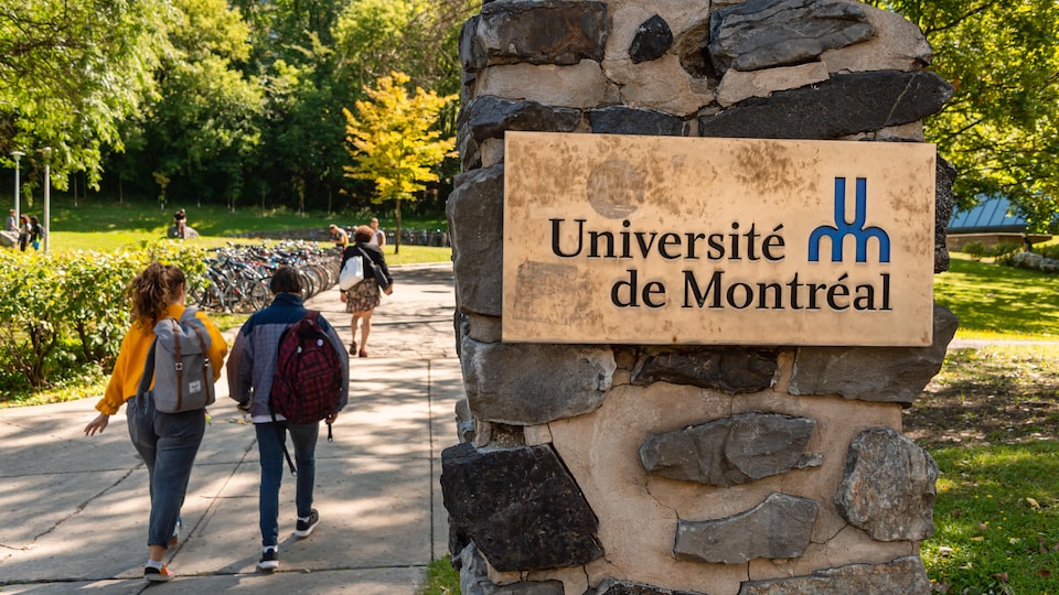 Des étudiants sur le campus de l'Université de Montréal.