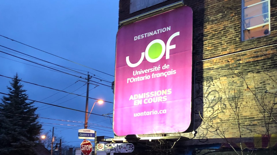 Une enseigne pour inciter les étudiants à faire une demande d'admission à l'Université de l'Ontario français.