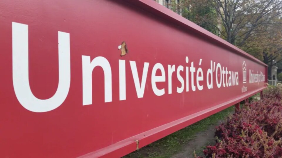 Un panneau sur lequel est inscrit le nom de l'Université d'Ottawa.