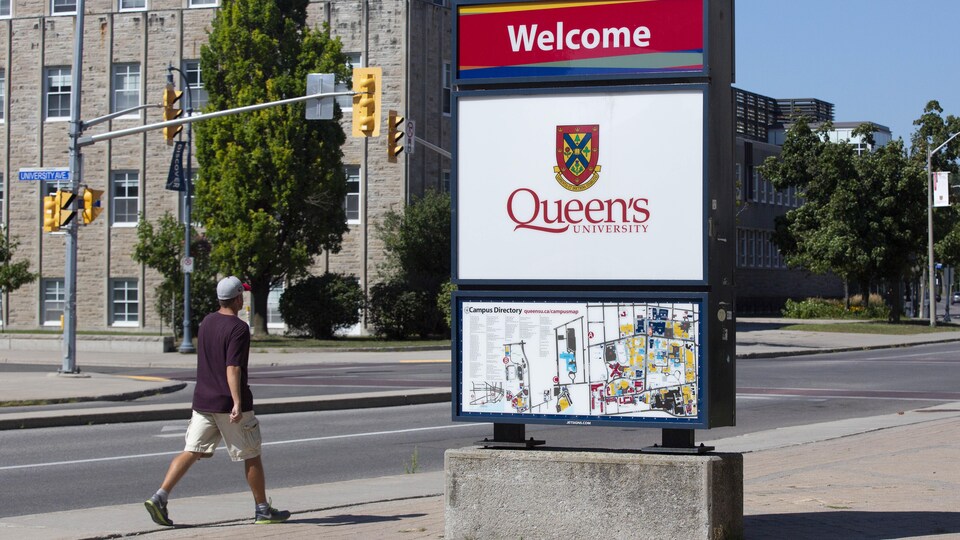 Un panneau de l'Université Queen's à Kingston.