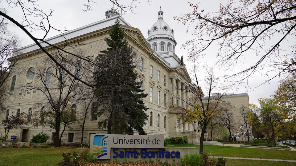 Vue extérieure du bâtiment principal de l'Université de Saint-Boniface avec sa coupole. 