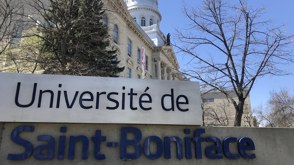 Un panneau sur lequel il est écrit Université de Saint-Boniface devant l'édifice.