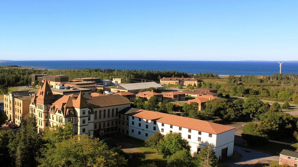 Vue aérienne du campus avec vue sur la baie Sainte-Marie 