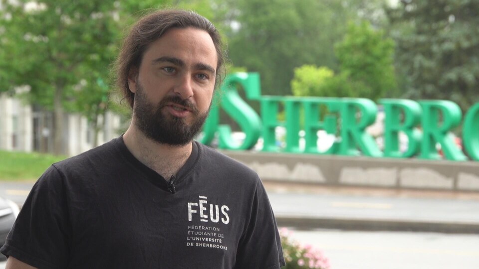 Alexandre Guimond, président de la Fédération étudiante de l'Université de Sherbrooke, en entrevue sur le campus de l'UdeS.
