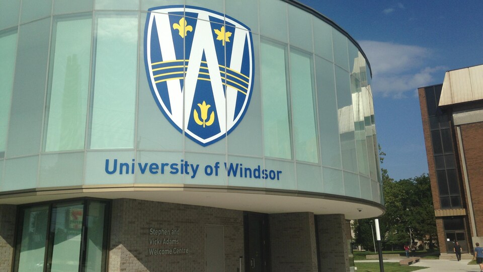 Un bâtiment arbore le logo de l'Université de Windsor