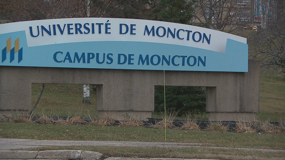 L'enseigne de l'Université de Moncton à l'entrée du campus