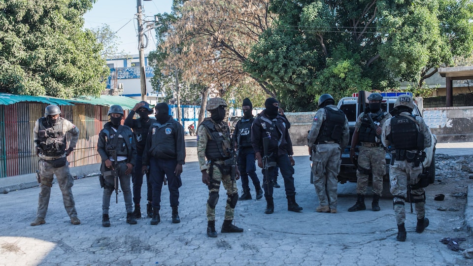 Un groupe de policiers portant des casques et des masques