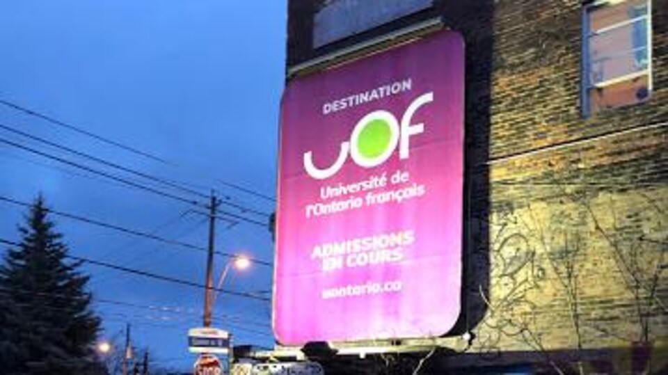 Une affiche de l'Université de l'Ontario français qui indique que les inscriptions sont en cours.