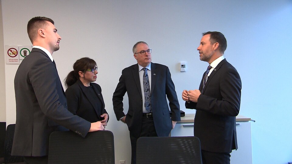 Frédérick Gaudreau, à droite, parle avec les trois nouvelles recrues de l'UPAC.
