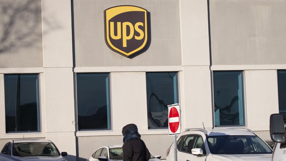 L'édifice d'UPS où est affiché le logo de l'entreprise.