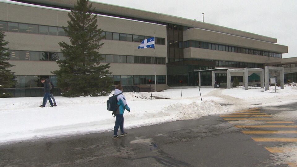 Des étudiants circulent devant l'UQAC.