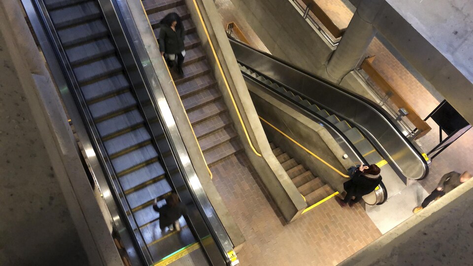 Vue en contre-plongée des escaliers à l'UQAM.