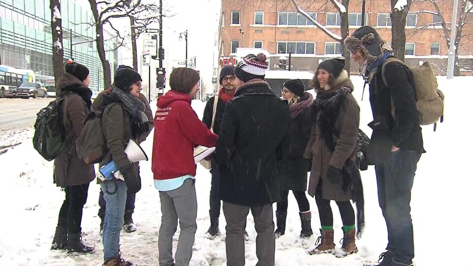 Des étudiants de l'UQAM se préparant à aller manifester à Québec.