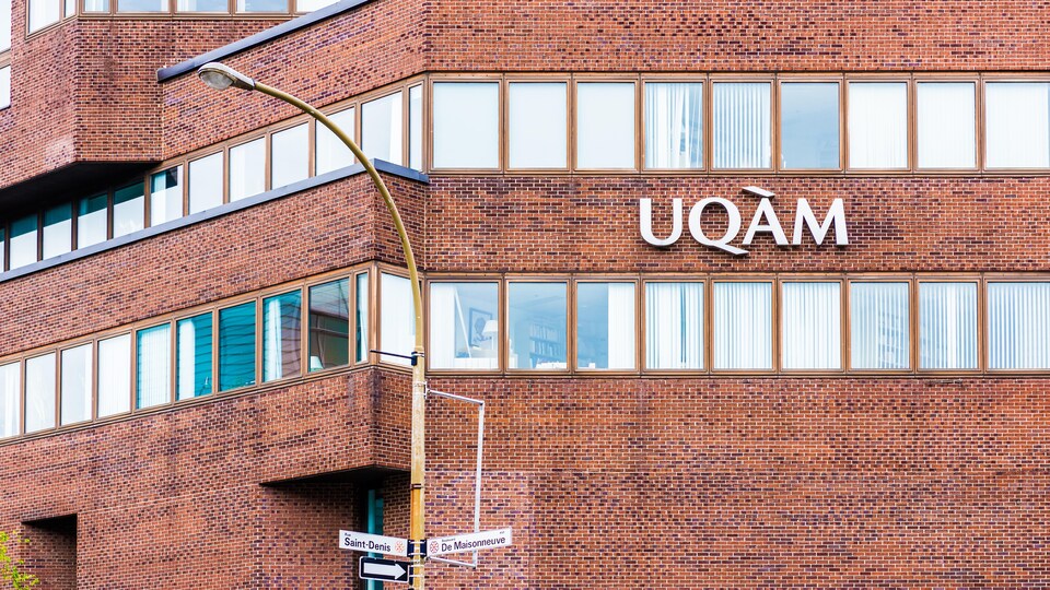 Un immeuble de l'UQAM situé à l'intersection de la rue Saint-Denis et du boulevard De Maisonneuve.