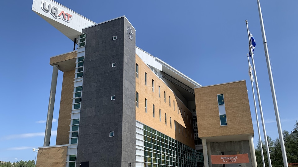 Le campus de Rouyn-Noranda de l'Université du Québec en Abitibi-Témiscamingue, en été.