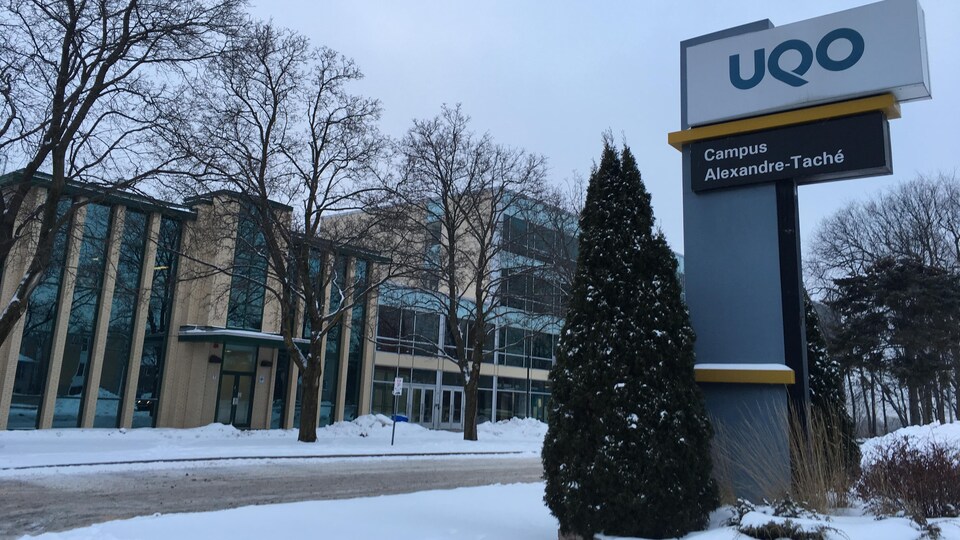 Une pancarte de l'UQO trône devant le campus Alexandre-Taché.