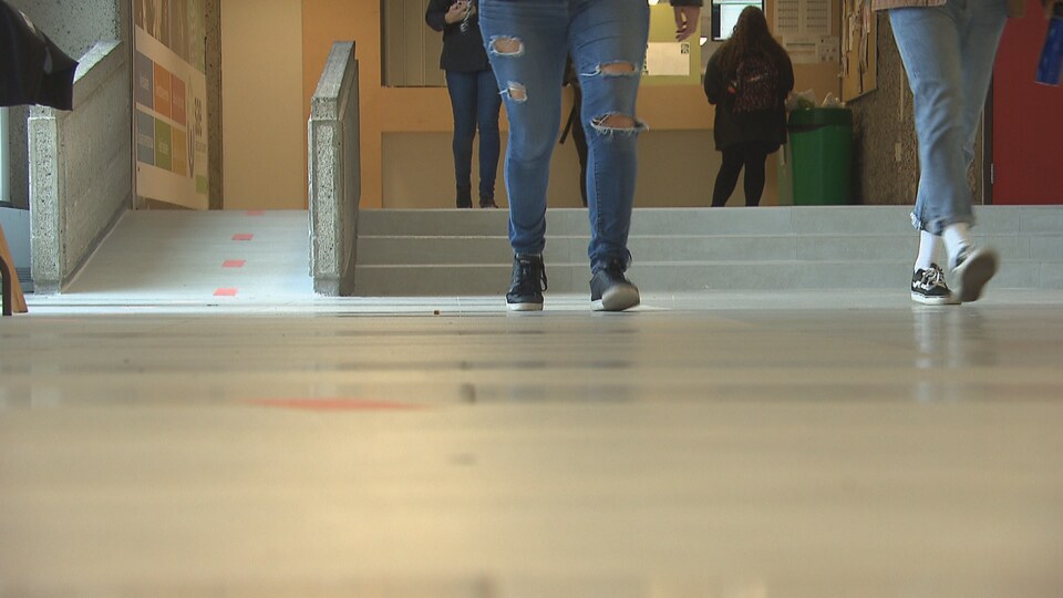 Des étudiants anonymes marchent dans les corridors de l'UQTR.