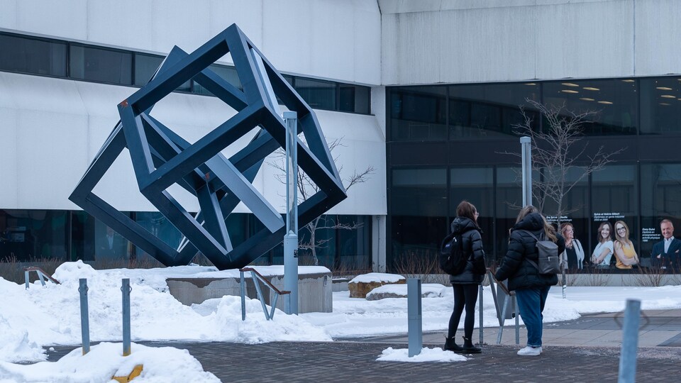 La structure des cubes à l'Université du Québec à Trois-Rivières en hiver avec des étudiants dehors.