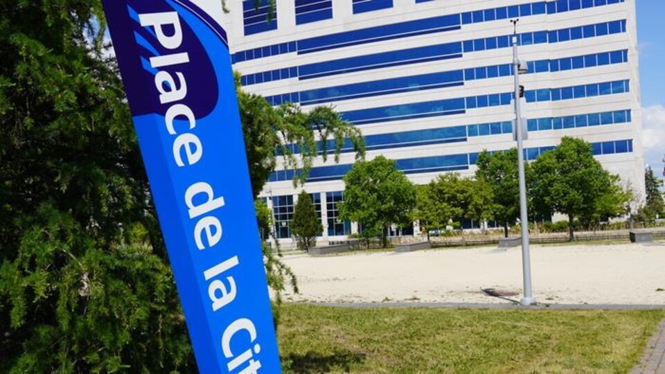 Une bannière indique l'emplacement de la Place de la Cité, à Gatineau.