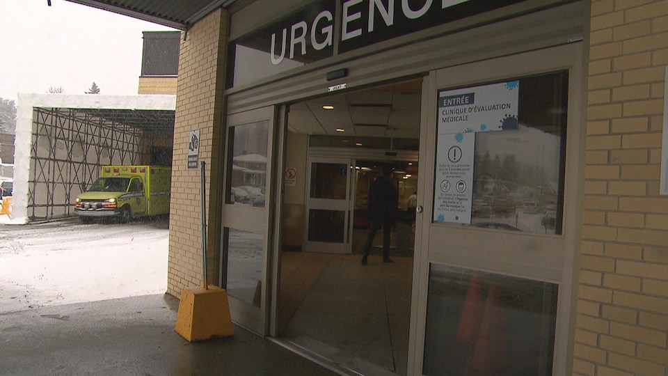 Un homme traverse les portes de l'urgence à l'hôpital de Chicoutimi.