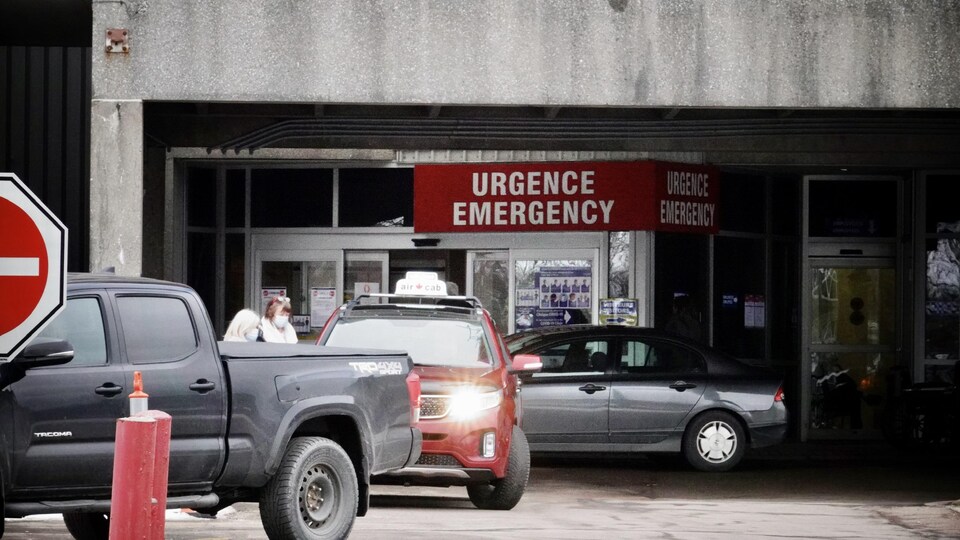 Des véhicules devant le service d'urgence d'un hôpital.