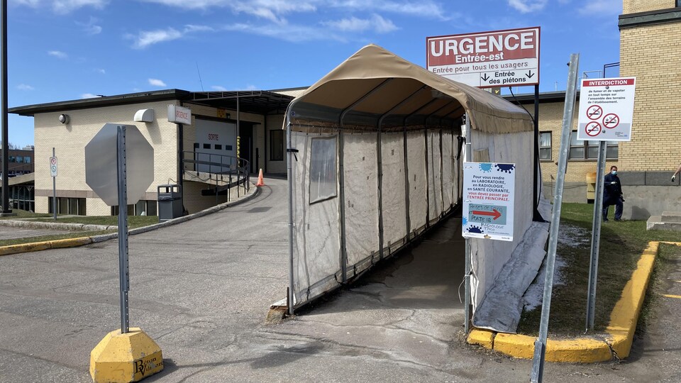 L'entrée du public de l'urgence de l'Hôpital de Jonquière.
