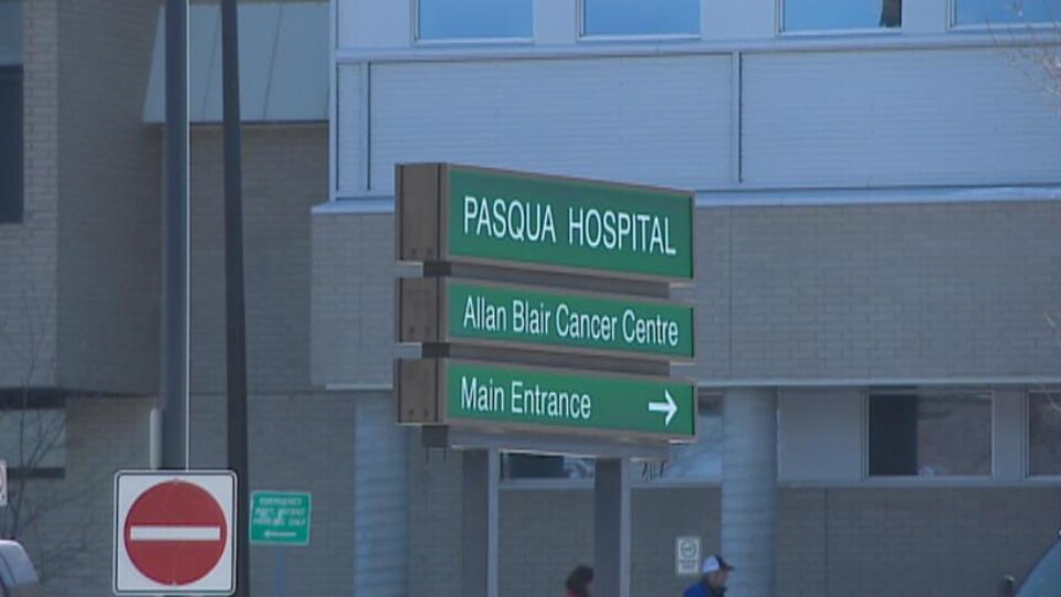 Une affiche indiquant l'entrée principale de l'Hôpital Pasqua de Regina.