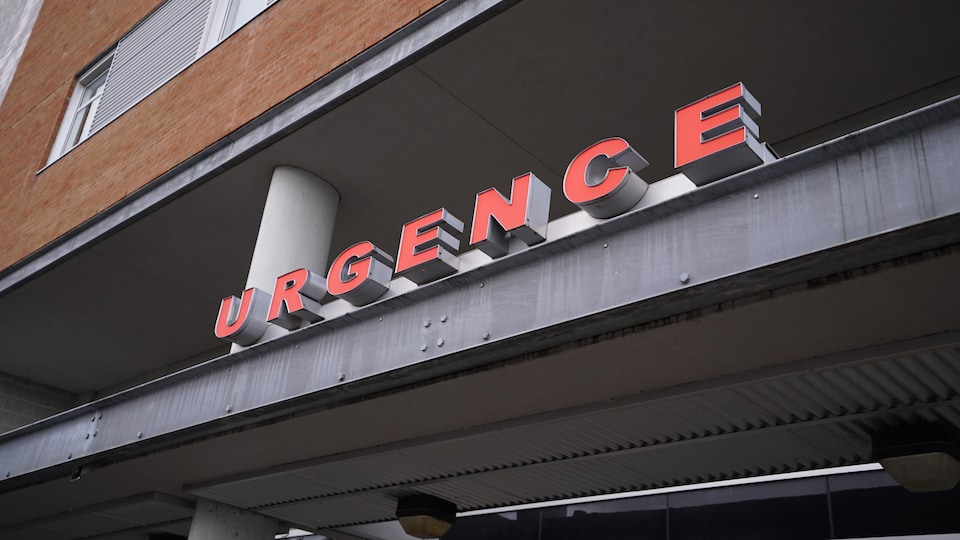Le mot urgence au-dessus de la porte d'entrée de l'urgence de l'hôpital de Trois-Rivières.