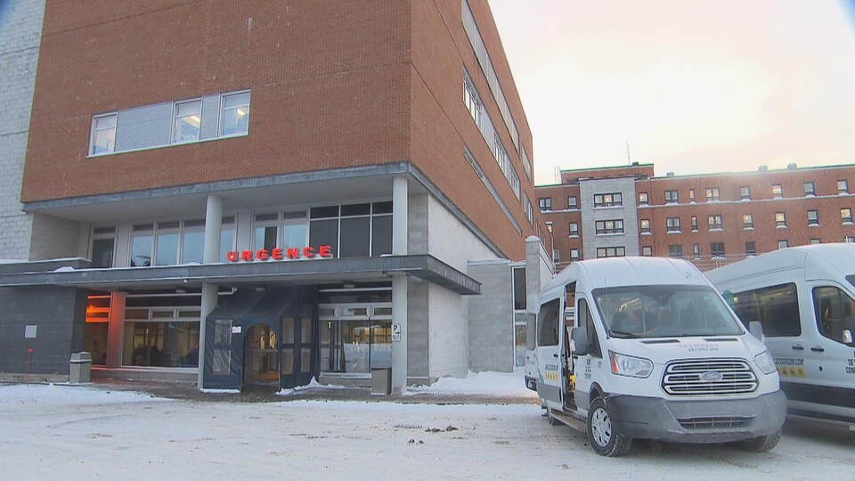 Entrée de l'urgence et véhicules de transport médical