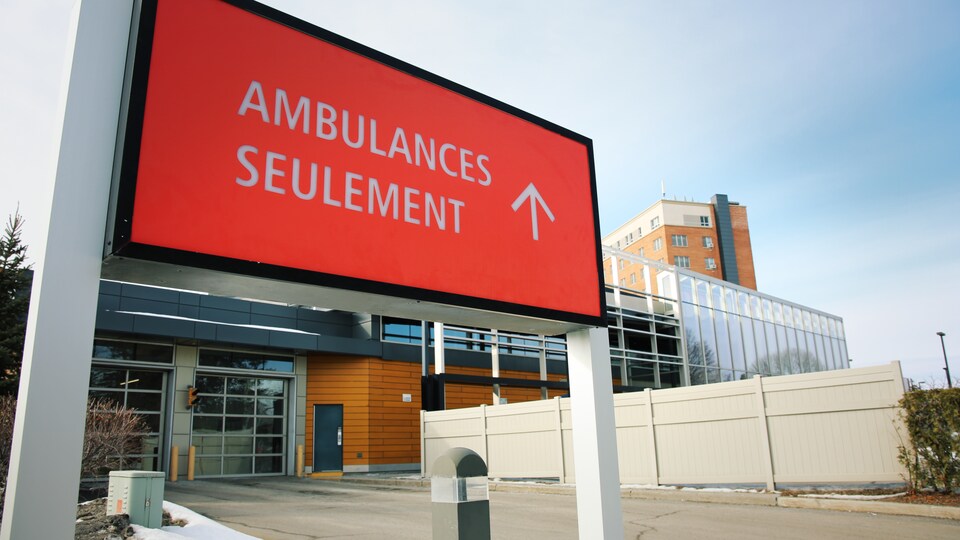 Une enseigne devant l'urgence de l'Hôpital de Hull.