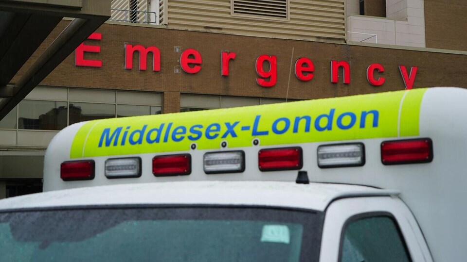 Une ambulance devant l'urgence de l'hôpital.