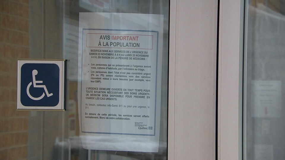 Une affiche qui informe les gens de la réduction des services à l'urgence de Port-Cartier.