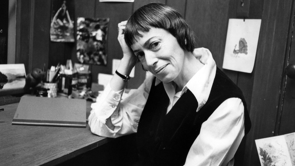 Photo en noir et blanc d'Ursula K. Le Guin qui fait un sourire pincé.